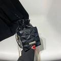 Elegante bolso bombonera acolchado negro con cadena dorada y cordón ajustable - Negro