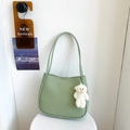 Grasgrüne minimalistische Halbmond-Tasche mit einem süßen weißen Plüschbären-Anhänger - Mit Anhänger / Grün