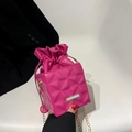 Bolso saco rosa fucsia con diseño acolchado 3D, cordón ajustable y cadena dorada - Rosa Rojo