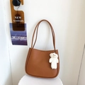 Braune Leder-Einkaufstasche mit weißem Bärenanhänger, minimalistische Schultertasche - Mit Anhänger / Braun