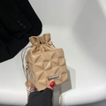 Bolso bandolera beige acolchado con cordón y cadena dorada de textura geométrica - Caqui