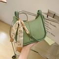 Bolso tote verde salvia a la moda con un pañuelo decorativo de lunares en el asa - Verde