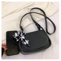 Schwarze Satteltasche aus Leder mit kariertem Seidentuch und Smartphone zum Größenvergleich - Schwarz