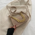 Chique beige okseltas met krokodillenreliëf en opvallende gouden schakelketting - Khaki
