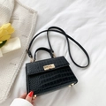 Piccola borsa a tracolla vintage nera goffrata coccodrillo con fibbia in metallo oro - Nero