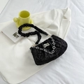 Schwarze floral gefaltete Cloud Bag mit Blasenstruktur und silberner Blumen-Metallkette - Schwarz