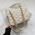 Borsa a tracolla bianca con trama geometrica 3D e tracolla a catena dorata - Bianco Sporco