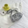 Hellblaue gerüschte Cloud-Tasche mit Blumenkette und gerafftem Schultergurt - Blau