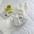 Weiße Cloud Bag mit strukturierter Faltenoptik und dekorativer Blumenkette - Weiß