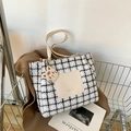 Elegante borsa tote in tweed a scacchi bianca e nera con ciondolo a tigre e tracolla crema - Bianco Sporco