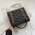 Borsa a tracolla quadrata nera chic con trama 3D geometrica e catena oro - Nero