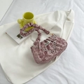 Rosalila geraffte Cloud Bag mit Blumenkette und Scrunchie-Riemen aus weichem Textil - Rosa