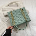 Borsa quadrata verde menta con motivo geometrico 3D e tracolla a catena dorata - Verde