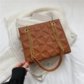 Sac à bandoulière marron caramel avec cuir gaufré 3D géométrique et chaîne dorée - Marron