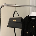 Klassieke zwarte crossbodytas van kunstleer met gouden metalen draaisluiting en handvat - Zwart