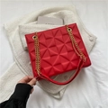 Sac à bandoulière rouge à matelassage géométrique 3D avec chaîne dorée et cuir - Rouge