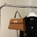 Bruine trapeziumvormige crossbodytas van mat leer met goudkleurige metalen accenten - Bruin
