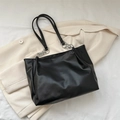 Bolso tote retro de cuero PU negro con cadenas plateadas y acabado mate suave - Negro