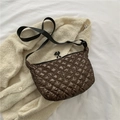 Borsa a tracolla trapuntata marrone con ampia tracolla in nylon e design casual a mezzaluna - Marrone
