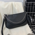 Minimalistische schwarze Halbmondtasche mit Silberkette und abnehmbarer runder Geldbörse - Schwarz