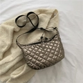 Borsa a tracolla trapuntata bronzo metallizzato con tracolla larga e design a mezzaluna - Champagne