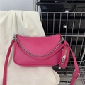 Minimalistische fuchsia Umhängetasche mit Silberkette und abnehmbarem rundem Münzfach - Rosenrot