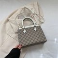 Beige draagtas met klaverprint voorzien van witte handvatten en afneembare schouderriem - Monogram Wit
