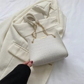 Sac bandoulière blanc cassé motif crocodile avec chaîne dorée sur blazer - Blanc