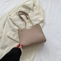 Sac bandoulière beige à texture crocodile et chaîne dorée sur un blazer chic - Kaki