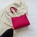Sac bandoulière rose fuchsia avec motif crocodile et chaîne en métal doré - Rose Rouge