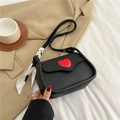 Borsa sottobraccio in pelle nera con dettaglio cuore rosso e sciarpa di seta a motivi - Nero