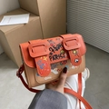 Mini oranje en bruine crossbodytas met graffiti-print en verstelbare riem - Oranje