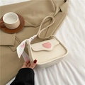 Elegante borsa beige a tracolla con cuore rosa e sciarpa di seta sulla tracolla - Bianco
