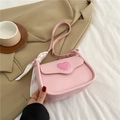 Borsa a spalla rosa in pelle PU con cuore e dettaglio foulard in seta - Rosa
