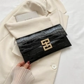 Pochette a busta nera con stampa coccodrillo e chiusura geometrica in metallo dorato - Nero