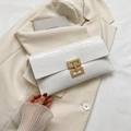 Elegante borsa a busta bianca con stampa coccodrillo e fibbia in metallo dorato - Bianco