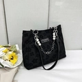 Bolso tote negro minimalista con patrón floral, cadena de perlas y etiqueta de moda - Negro