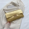 Pochette a busta dorata con stampa coccodrillo e chiusura in metallo geometrico donna - Oro