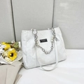 Bolso tote blanco minimalista con relieve floral, cadena de perlas y etiqueta de moda - Blanco