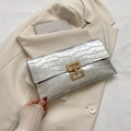 Elegante pochette argento effetto coccodrillo con fibbia dorata ad incastro - Argento