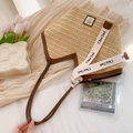 Retro-Stroh-Shopper mit braunem Lederbesatz und modischem Logo-Webgurt - Khaki & Braun