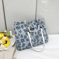 Bolso tote azul con flores, asas blancas y cadena de perlas de diseño estilo moderno - Floral Azul
