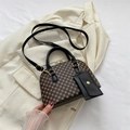 Elegante borsa a mano beige con motivo geometrico, cinturini in pelle nera e mini pochette - Nero