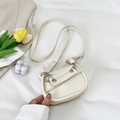 Sac à bandoulière beige tendance pour femme avec chaîne argentée et sangle en cuir - Blanc Cassé