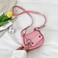 Sacoche selle chic en cuir rose avec étiquette mode et longue bandoulière - Rose