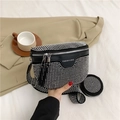 Sac banane noir avec strass argentés et bandoulière large à motif chevrons - Argenté