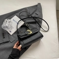 Borsa a tracolla nera motivo coccodrillo con fibbia d'oro su blazer - Nero