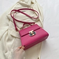 Borsa a tracolla quadrata rosso rosa con chiusura a T oro su blazer bianco - Rosa intenso