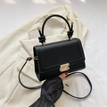 Bolso cuadrado negro con relieve de cocodrilo, asa redonda anudada y cierre dorado - Negro