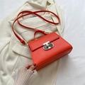Borsa a mano trapezoidale arancione vivace con chiusura dorata e tracolla sottile - Arancione